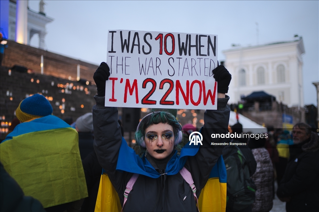 هلسنكي.. المئات يشاركون في تظاهرة تضامنية لإحياء الذكرى الرابعة للحرب الروسية الأوكرانية