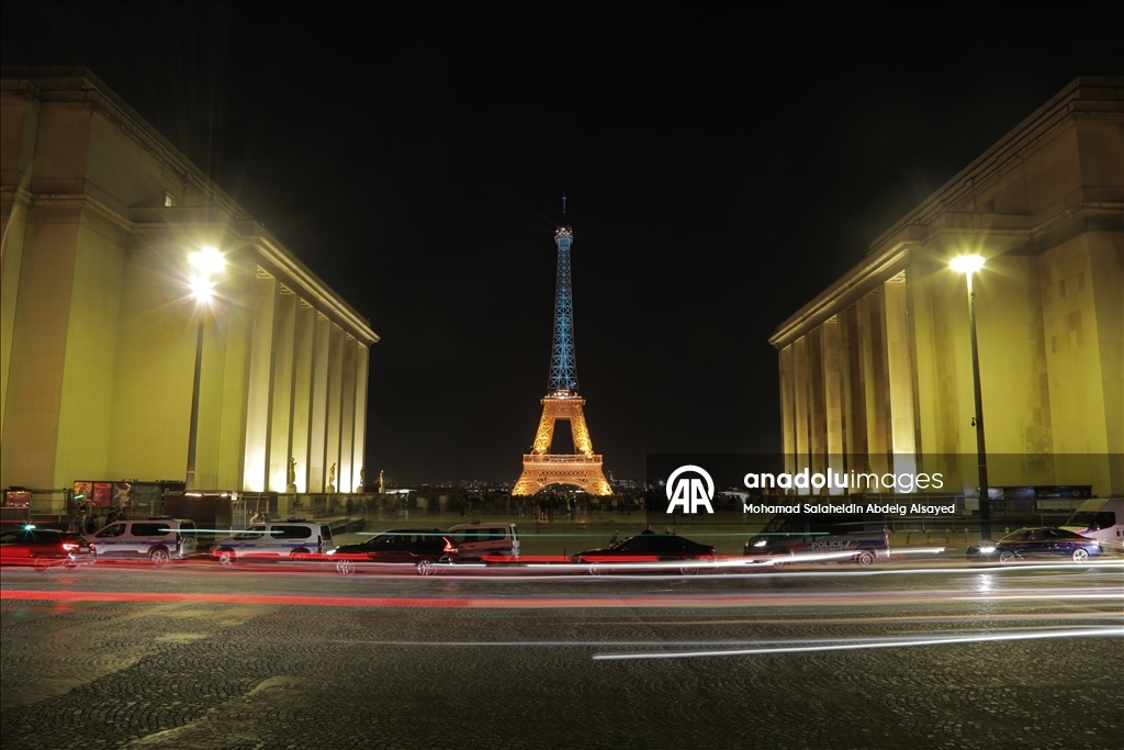 La tour Eiffel est illuminée aux couleurs du drapeau ukrainien