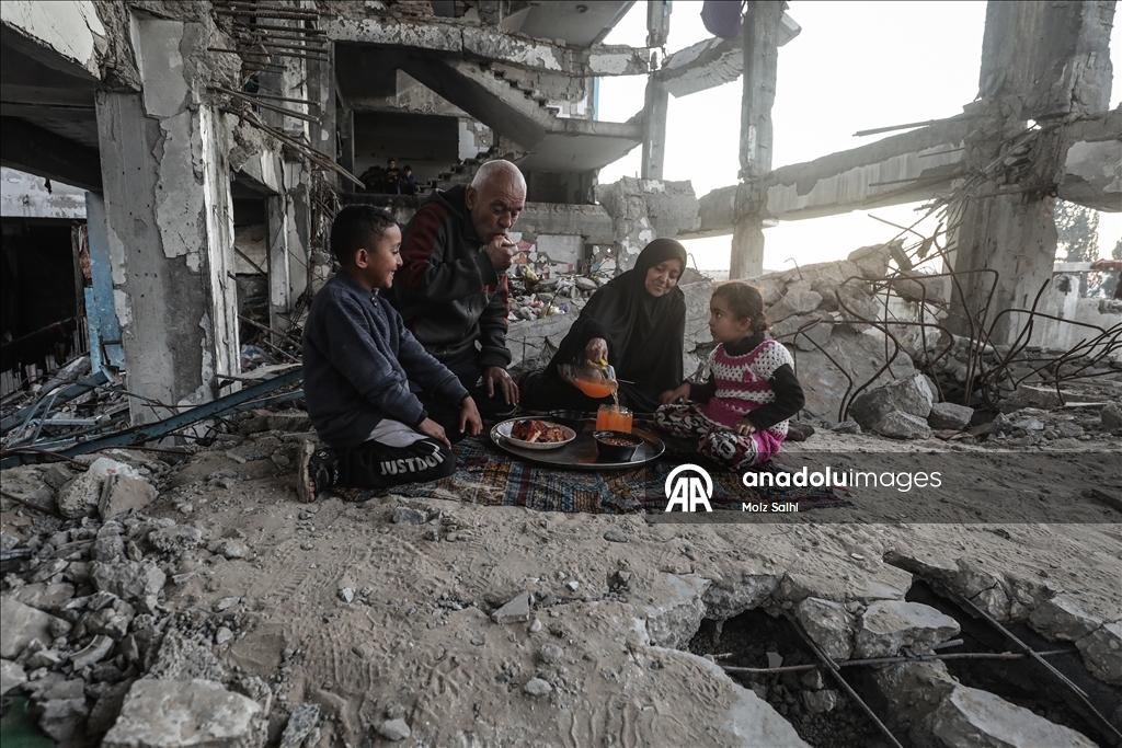 Abluka altındaki Gazze’de bir aile, okul enkazında iftar yaptı