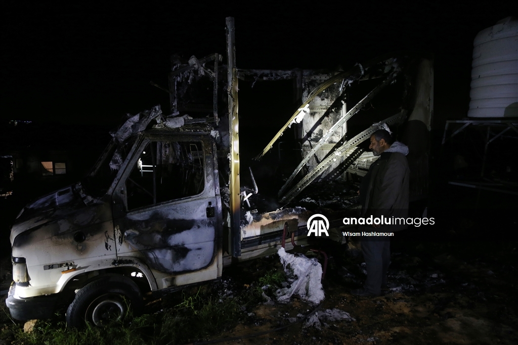 Filistin topraklarını gasbeden İsrailliler, Batı Şeria’nın güneyinde Filistinlilere ait ev ve araçları yaktı