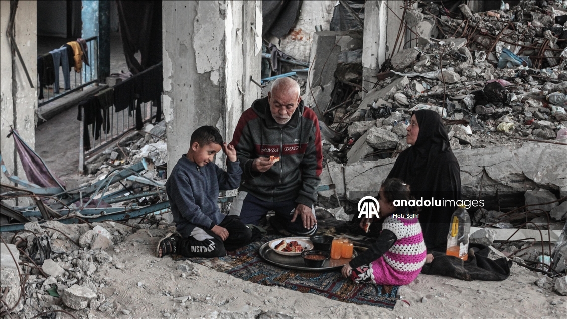 Abluka altındaki Gazze’de bir aile, okul enkazında iftar yaptı