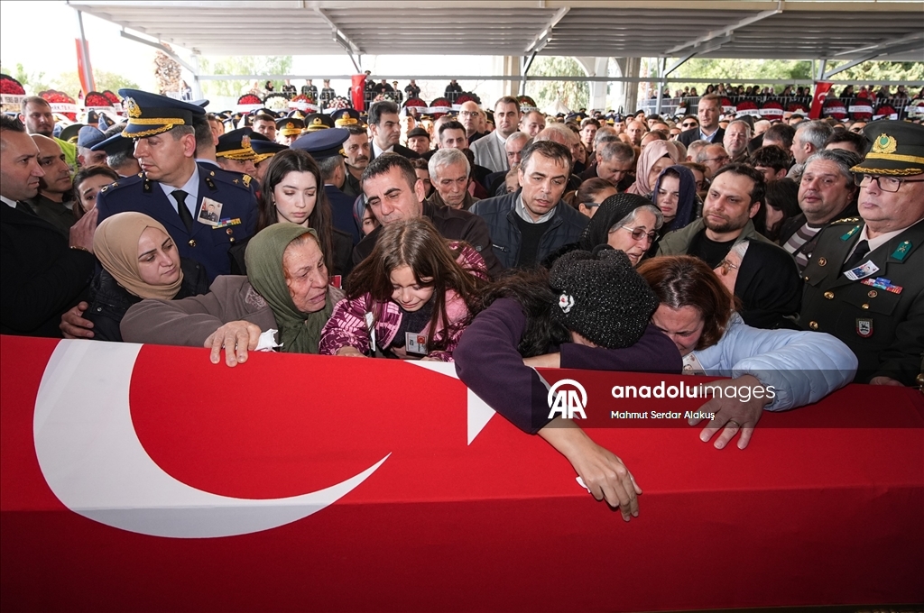 Balıkesir'de F-16 uçağının kaza kırıma uğraması sonucu şehit olan pilot İzmir'de defnedildi