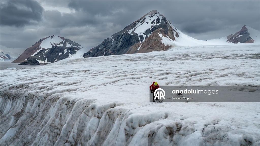 Турецкие ученые совершили восхождение на ледник Шусмит в Антарктиде