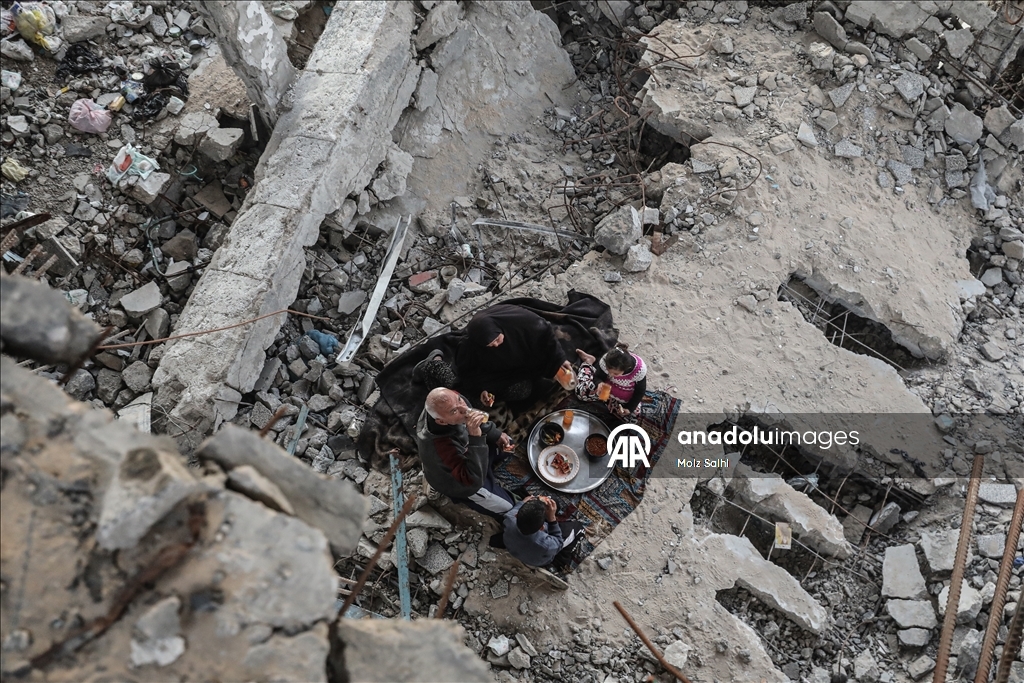 Abluka altındaki Gazze’de bir aile, okul enkazında iftar yaptı