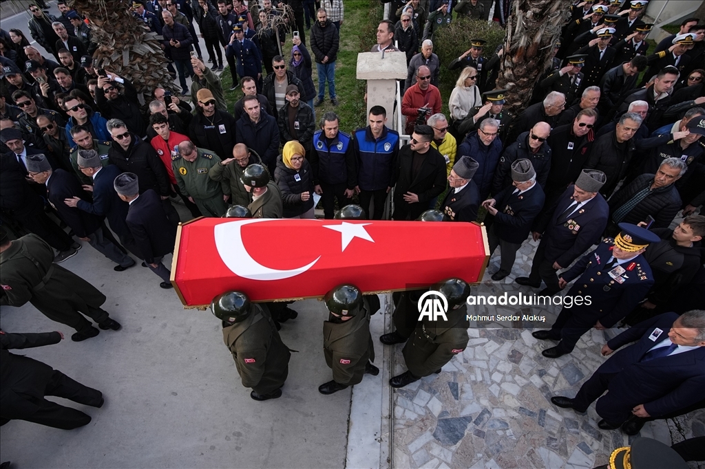 Balıkesir'de F-16 uçağının kaza kırıma uğraması sonucu şehit olan pilot İzmir'de defnedildi