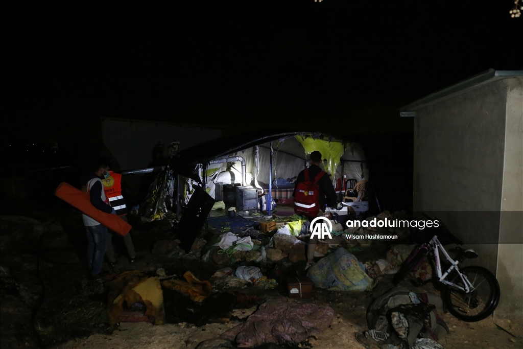 Filistin topraklarını gasbeden İsrailliler, Batı Şeria’nın güneyinde Filistinlilere ait ev ve araçları yaktı