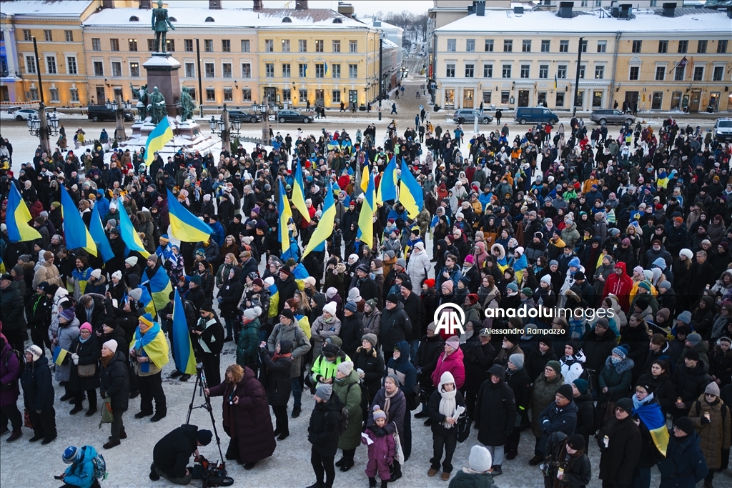 هلسنكي.. المئات يشاركون في تظاهرة تضامنية لإحياء الذكرى الرابعة للحرب الروسية الأوكرانية