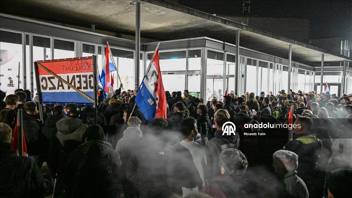 Hollanda'da planlanan göçmen sığınma merkezi protesto edildi