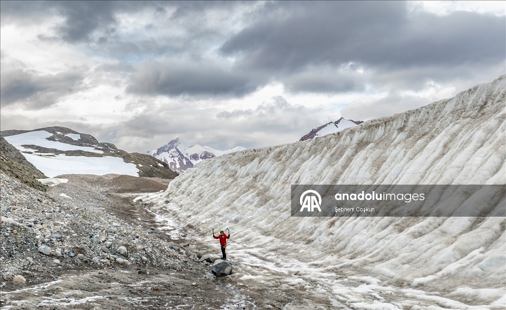Турецкие ученые совершили восхождение на ледник Шусмит в Антарктиде