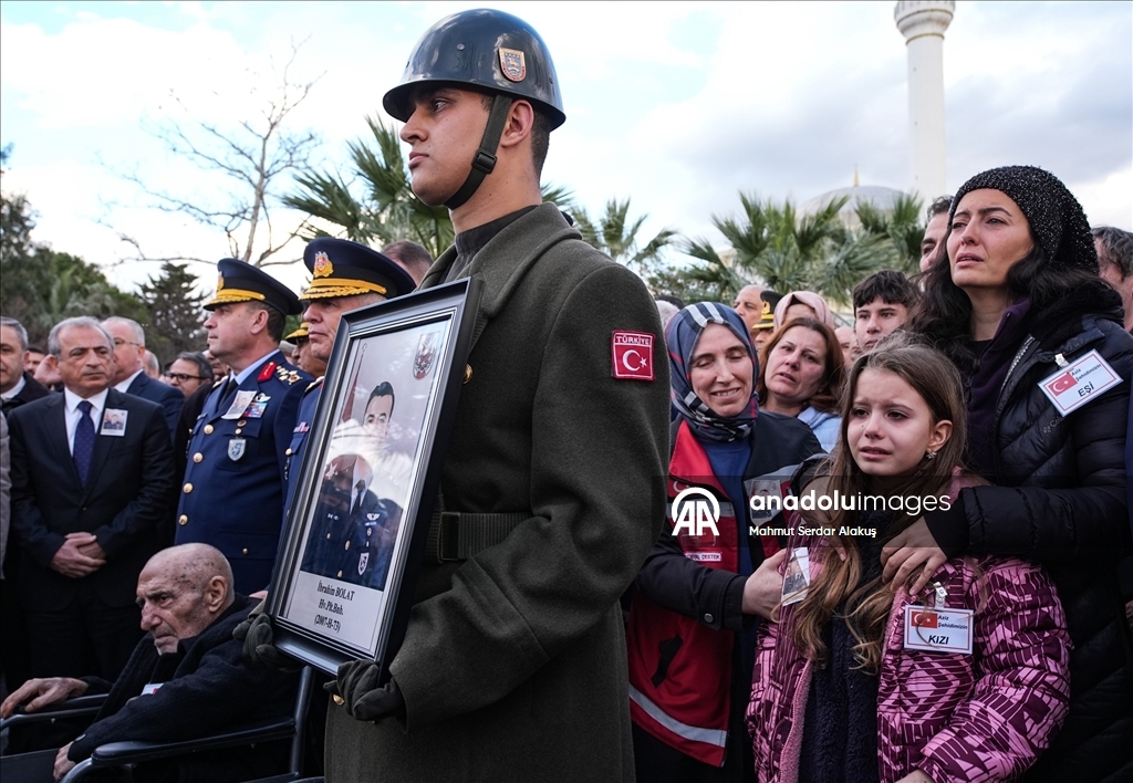 Balıkesir'de F-16 uçağının kaza kırıma uğraması sonucu şehit olan pilot İzmir'de defnedildi