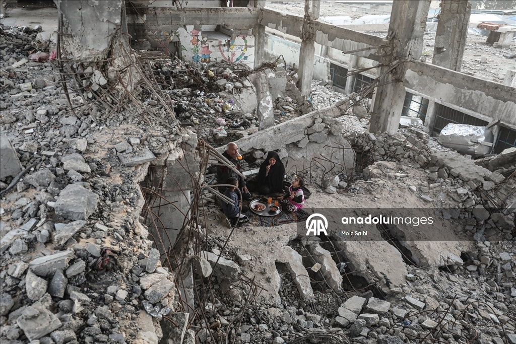 Abluka altındaki Gazze’de bir aile, okul enkazında iftar yaptı