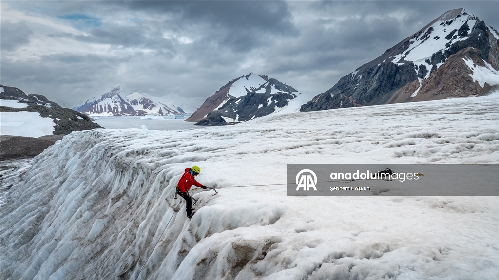 Турецкие ученые совершили восхождение на ледник Шусмит в Антарктиде