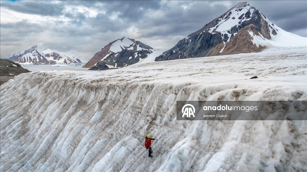Турецкие ученые совершили восхождение на ледник Шусмит в Антарктиде