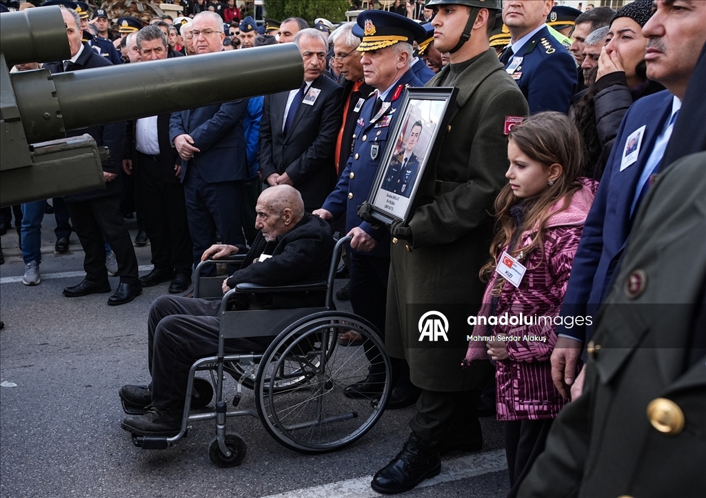 Balıkesir'de F-16 uçağının kaza kırıma uğraması sonucu şehit olan pilot İzmir'de defnedildi