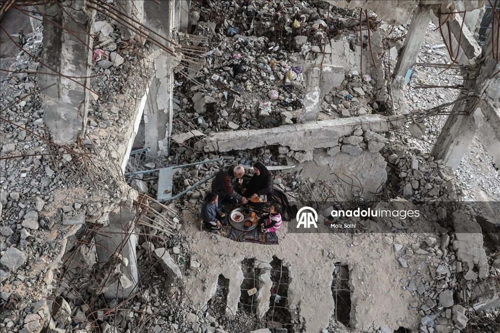 Abluka altındaki Gazze’de bir aile, okul enkazında iftar yaptı