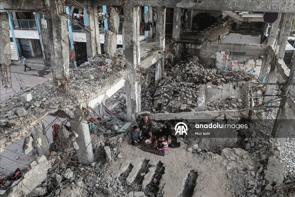 Abluka altındaki Gazze’de bir aile, okul enkazında iftar yaptı