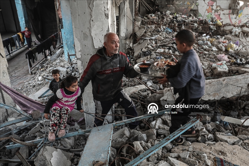 Abluka altındaki Gazze’de bir aile, okul enkazında iftar yaptı