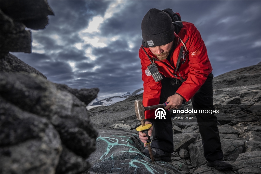 Турецкие и болгарские геологи исследуют многомиллионную геологическую историю Антарктики