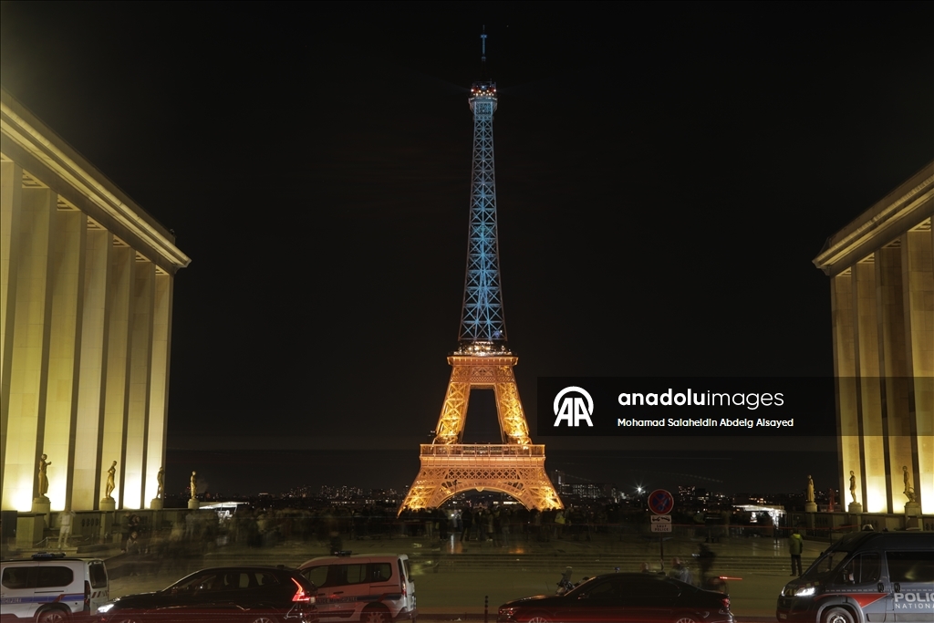 La tour Eiffel est illuminée aux couleurs du drapeau ukrainien