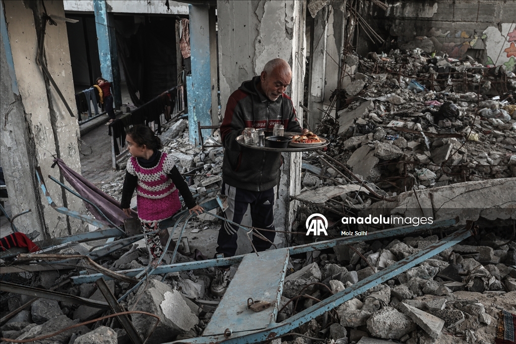 Abluka altındaki Gazze’de bir aile, okul enkazında iftar yaptı