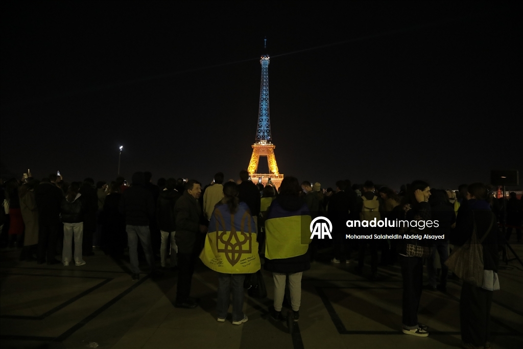 La tour Eiffel est illuminée aux couleurs du drapeau ukrainien