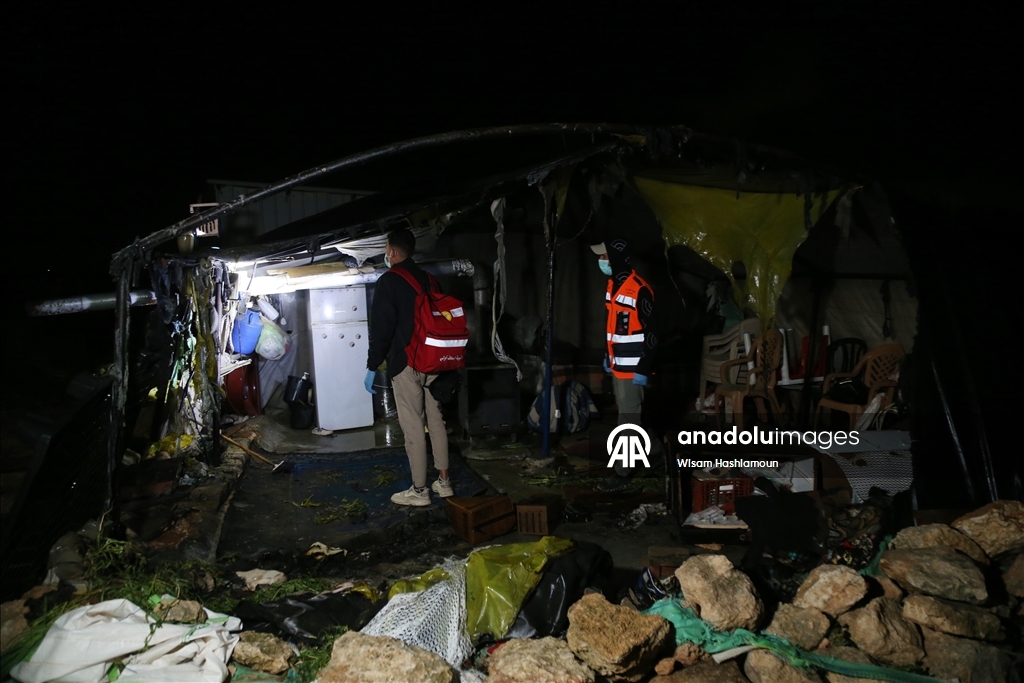 Filistin topraklarını gasbeden İsrailliler, Batı Şeria’nın güneyinde Filistinlilere ait ev ve araçları yaktı