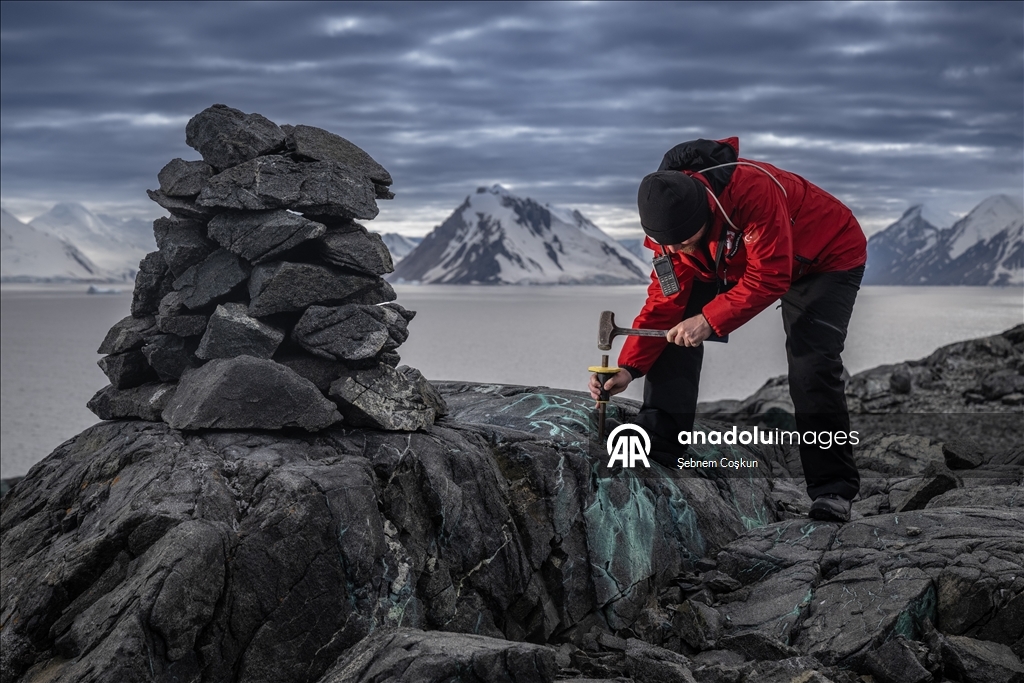 Турецкие и болгарские геологи исследуют многомиллионную геологическую историю Антарктики