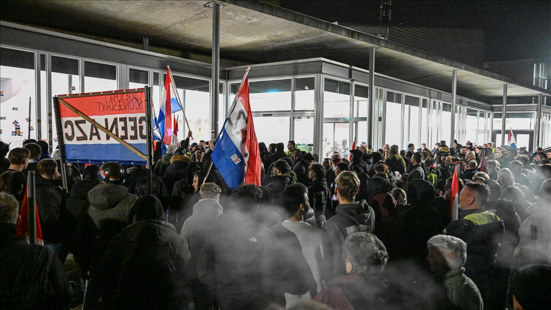 Hollanda'da planlanan göçmen sığınma merkezi protesto edildi