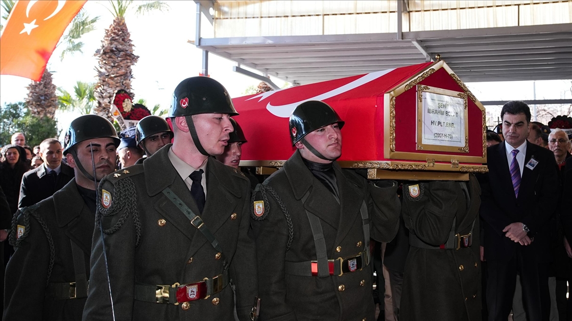 Balıkesir'de F-16 uçağının kaza kırıma uğraması sonucu şehit olan pilot İzmir'de defnedildi