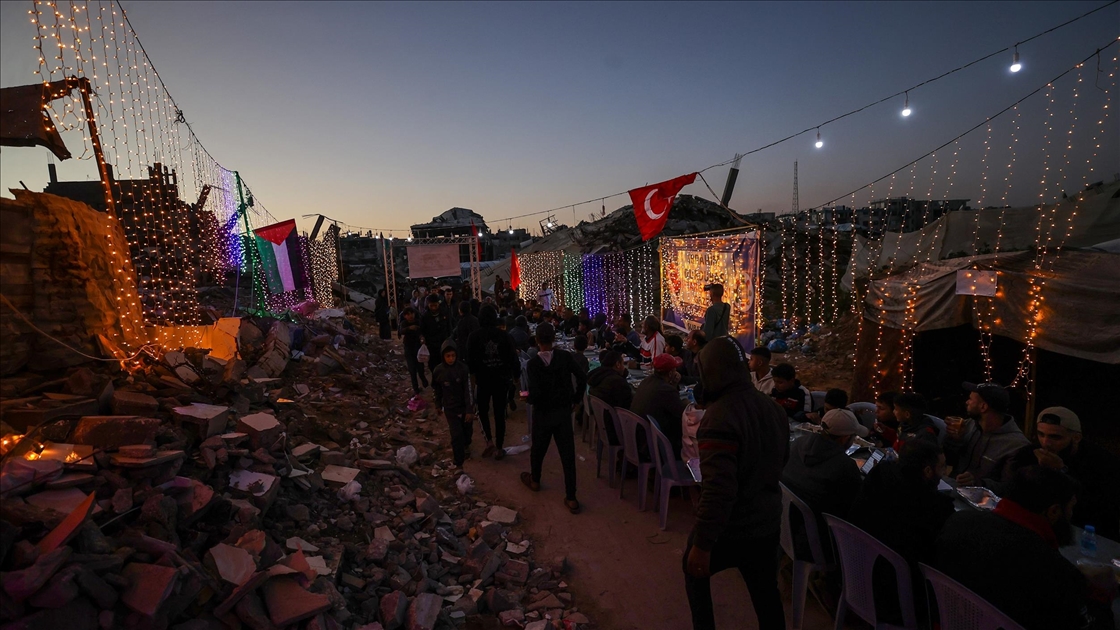 Kudüs Gönüllüleri Derneği tarafından Gazze'de iftar yemeği verildi