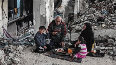 Abluka altındaki Gazze’de bir aile, okul enkazında iftar yaptı