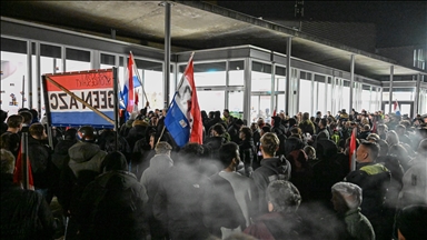 Hollanda'da planlanan göçmen sığınma merkezi protesto edildi