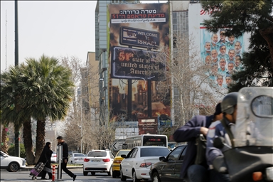 В Тегеране вывесили огромный плакат с предупреждением в адрес США и Израиля