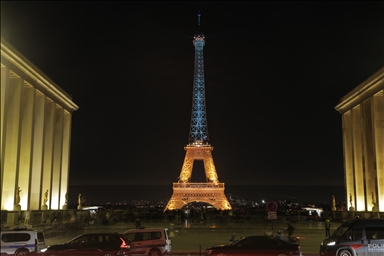 La tour Eiffel est illuminée aux couleurs du drapeau ukrainien