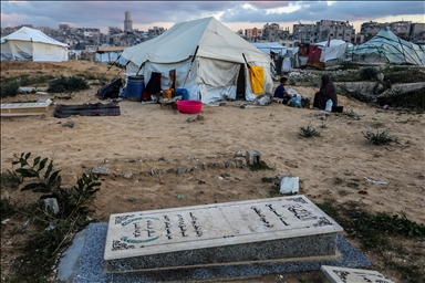 Перемещенные палестинцы в Газе вынуждены проводить Рамазан прямо на кладбище