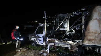 Filistin topraklarını gasbeden İsrailliler, Batı Şeria’nın güneyinde Filistinlilere ait ev ve araçları yaktı