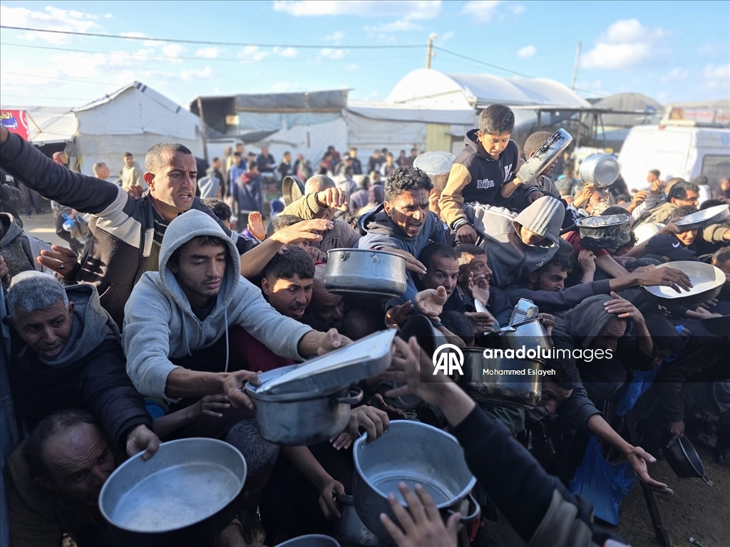 Gazze'de yerinden edilmiş Filistinlilere sıcak yemek dağıtımı yapıldı