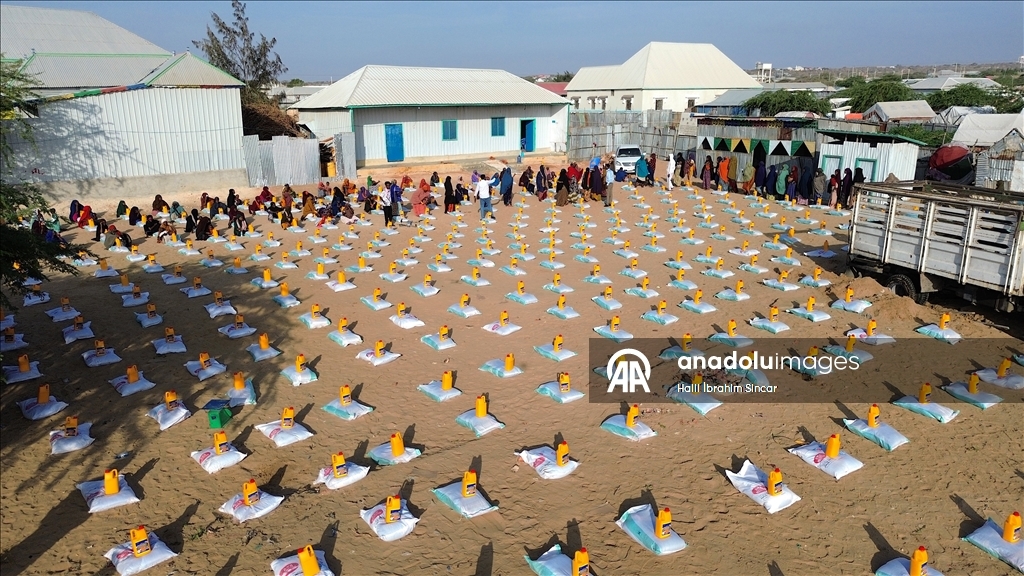 "الديانة التركي" يوزع مساعدات على 8 آلاف أسرة في الصومال