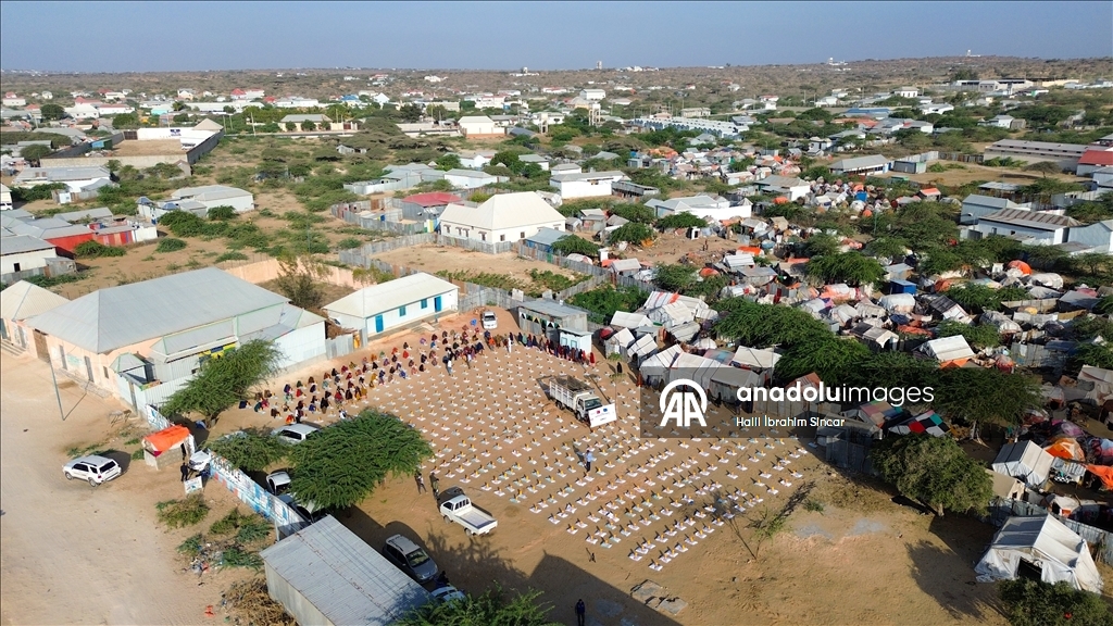 "الديانة التركي" يوزع مساعدات على 8 آلاف أسرة في الصومال