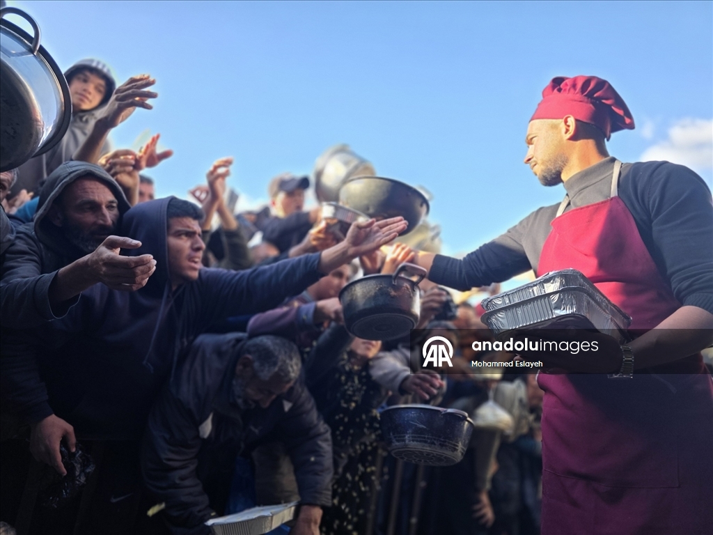 Gazze'de yerinden edilmiş Filistinlilere sıcak yemek dağıtımı yapıldı