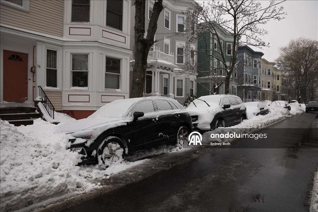 ABD'nin Massachusetts eyaletinde kar yağışı etkili oldu