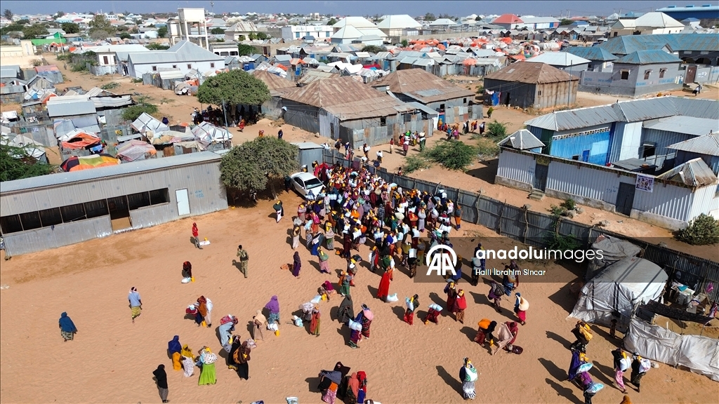 "الديانة التركي" يوزع مساعدات على 8 آلاف أسرة في الصومال