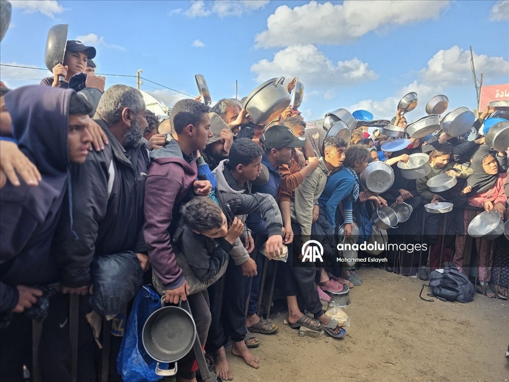 Gazze'de yerinden edilmiş Filistinlilere sıcak yemek dağıtımı yapıldı