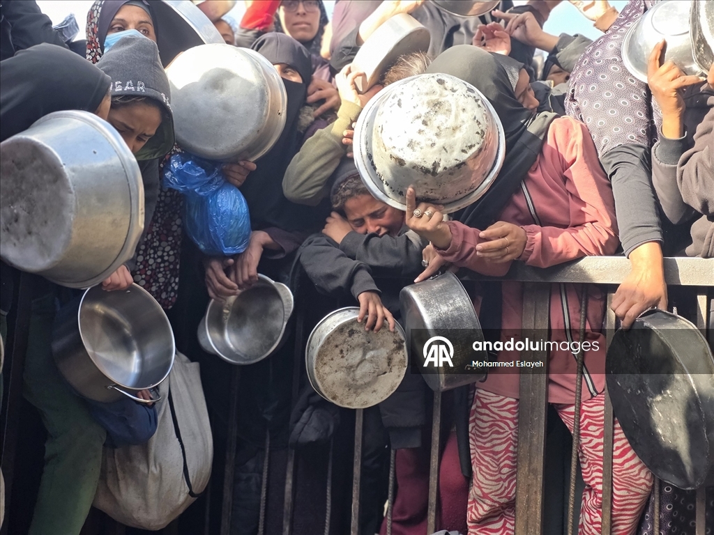 Gazze'de yerinden edilmiş Filistinlilere sıcak yemek dağıtımı yapıldı