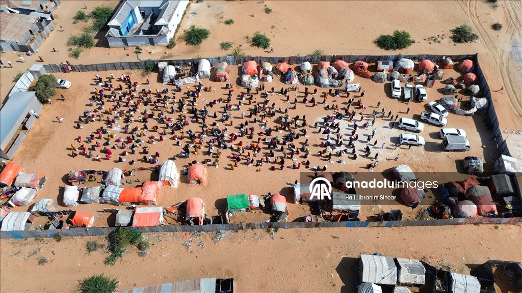 "الديانة التركي" يوزع مساعدات على 8 آلاف أسرة في الصومال