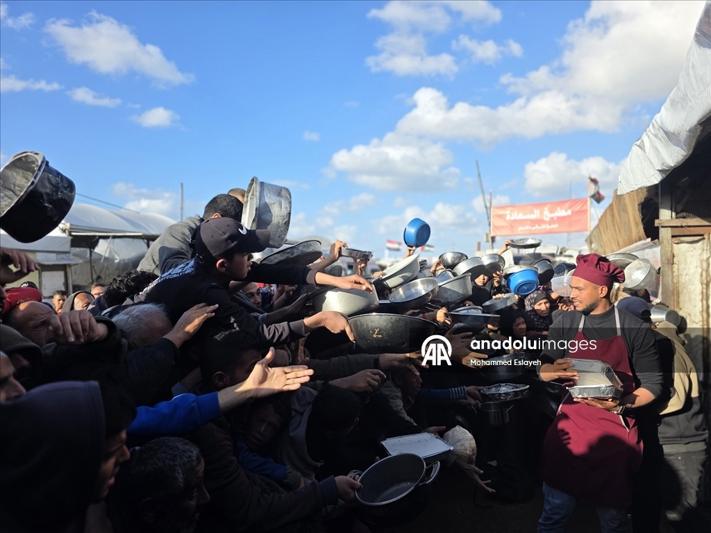 Gazze'de yerinden edilmiş Filistinlilere sıcak yemek dağıtımı yapıldı
