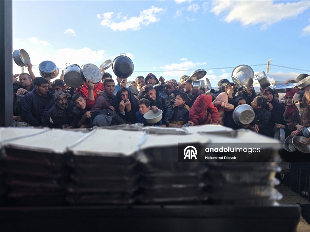 Gazze'de yerinden edilmiş Filistinlilere sıcak yemek dağıtımı yapıldı