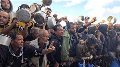 Gazze'de yerinden edilmiş Filistinlilere sıcak yemek dağıtımı yapıldı