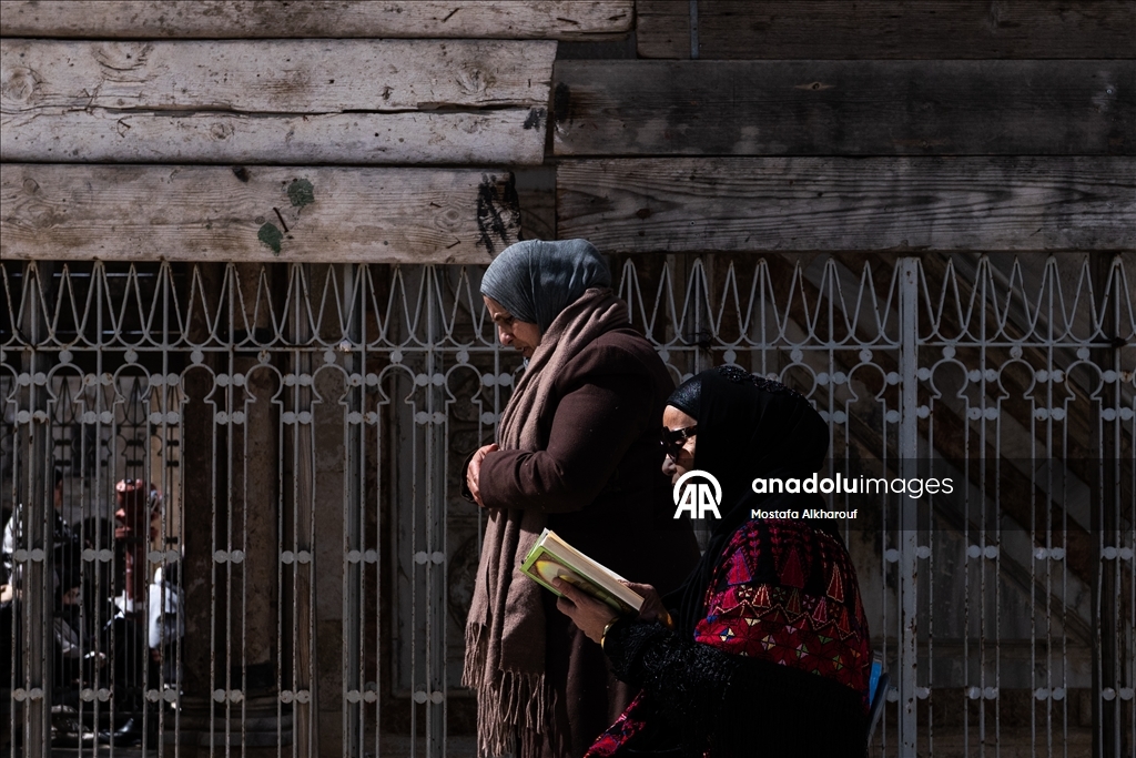 İsrail kısıtlamalarına rağmen binlerce kişi ramazan ayının ikinci cumasını Aksa'da kıldı