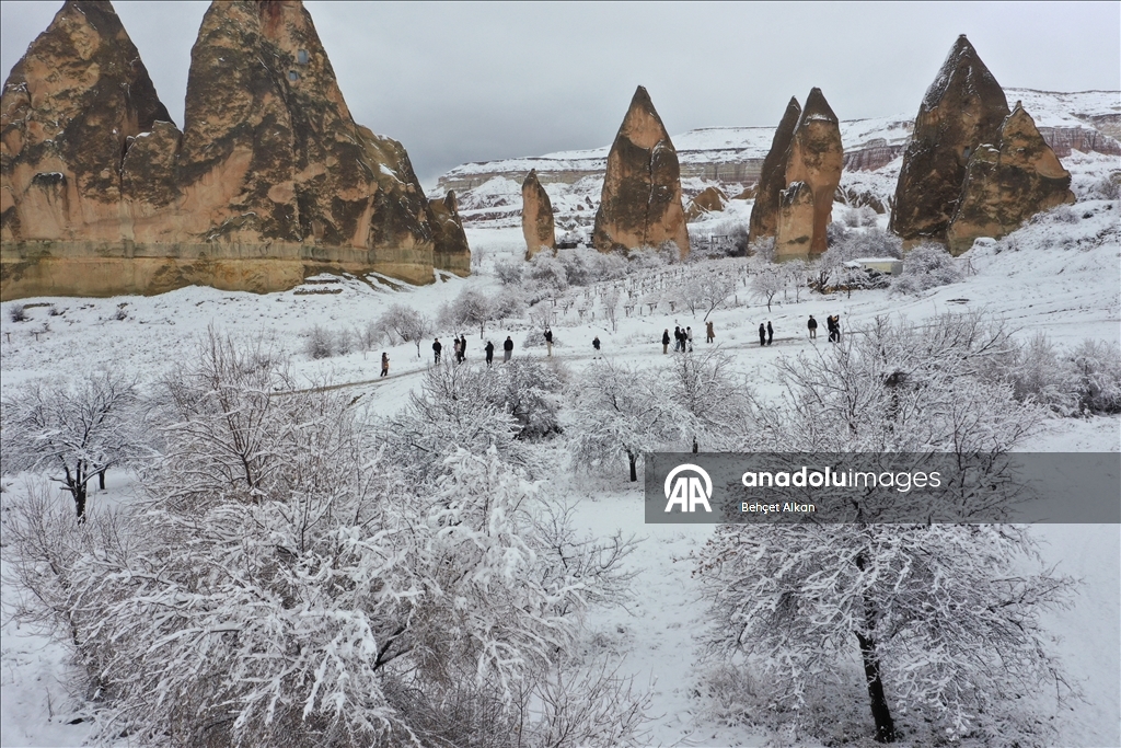 Уникальный ландшафт турецкой Каппадокии в виде «каминов фей» засняли с дрона после сильного снегопада